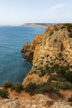 Portekiz 'in Algarve bölgesindeki engebeli Atlantik okyanus kıyılarının dramatik manzarası