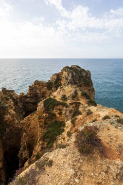 Portekiz 'in Algarve bölgesindeki engebeli Atlantik okyanus kıyılarının dramatik manzarası