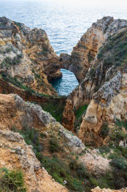 Portekiz 'in Algarve bölgesindeki engebeli Atlantik okyanus kıyılarının dramatik manzarası