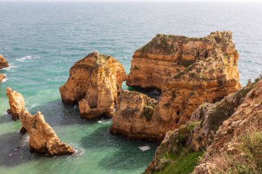 Portekiz 'in Algarve bölgesindeki engebeli Atlantik okyanus kıyılarının dramatik manzarası