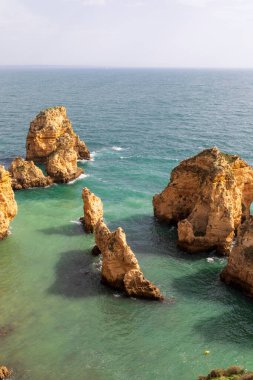 Portekiz 'in Algarve bölgesindeki engebeli Atlantik okyanus kıyılarının dramatik manzarası