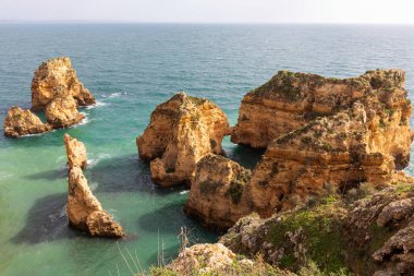 Portekiz 'in Algarve bölgesindeki engebeli Atlantik okyanus kıyılarının dramatik manzarası