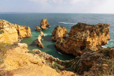 Portekiz 'in Algarve bölgesindeki engebeli Atlantik okyanus kıyılarının dramatik manzarası