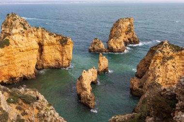 Portekiz 'in Algarve bölgesindeki engebeli Atlantik okyanus kıyılarının dramatik manzarası