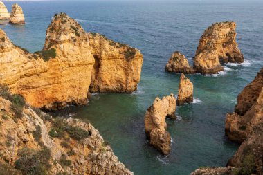 Portekiz 'in Algarve bölgesindeki engebeli Atlantik okyanus kıyılarının dramatik manzarası