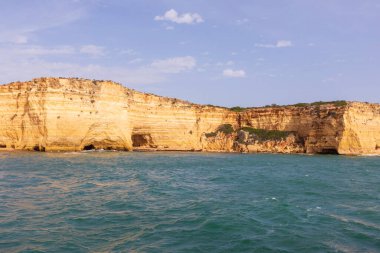 Portekiz 'in Algarve bölgesindeki engebeli Atlantik okyanus kıyılarının dramatik manzarası