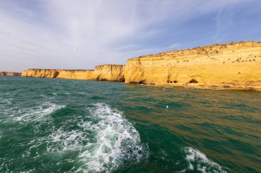 Portekiz 'in Algarve bölgesindeki engebeli Atlantik okyanus kıyılarının dramatik manzarası