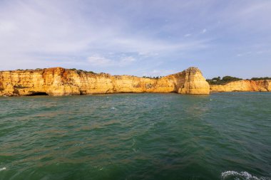 Portekiz 'in Algarve bölgesindeki engebeli Atlantik okyanus kıyılarının dramatik manzarası