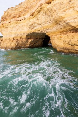 Portekiz 'in Algarve bölgesindeki engebeli Atlantik okyanus kıyılarının dramatik manzarası