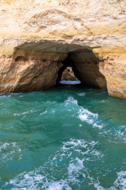 Portekiz 'in Algarve bölgesindeki engebeli Atlantik okyanus kıyılarının dramatik manzarası