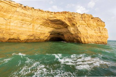 Portekiz 'in Algarve bölgesindeki engebeli Atlantik okyanus kıyılarının dramatik manzarası