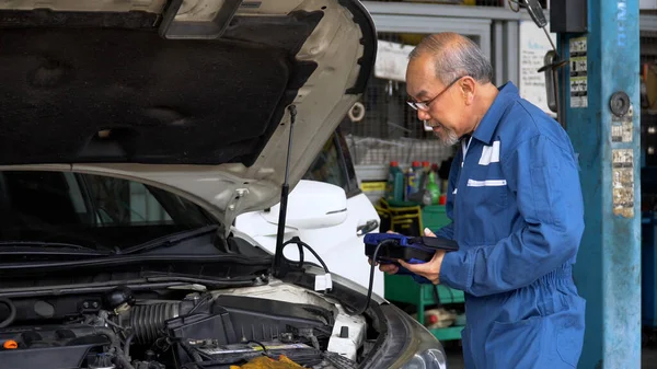 Senior Asiatisk Bil Mekaniker Arbetare Man Kontrollera Och Använda Teknik — Stockfoto