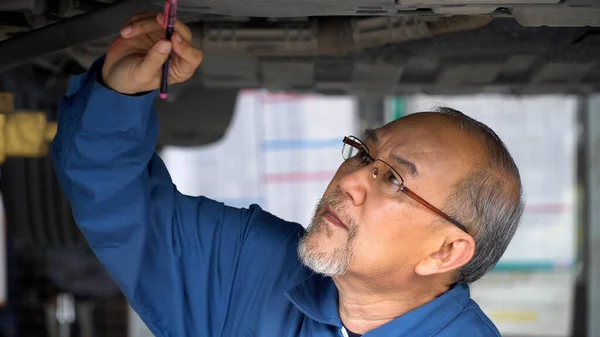 Sênior Asiático Carro Mecânico Trabalhador Homem Sob Carro Verificando Usando Imagens De Bancos De Imagens