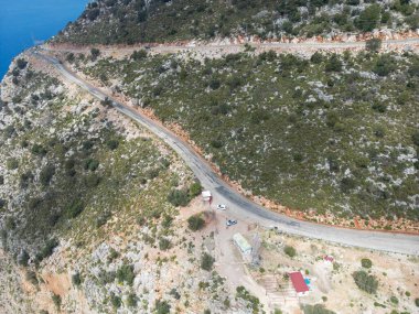 Dağlardaki yolun havadan görünüşü