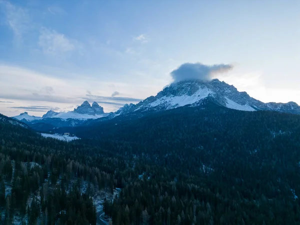 Piękny Krajobraz Górami Śniegiem — Zdjęcie stockowe