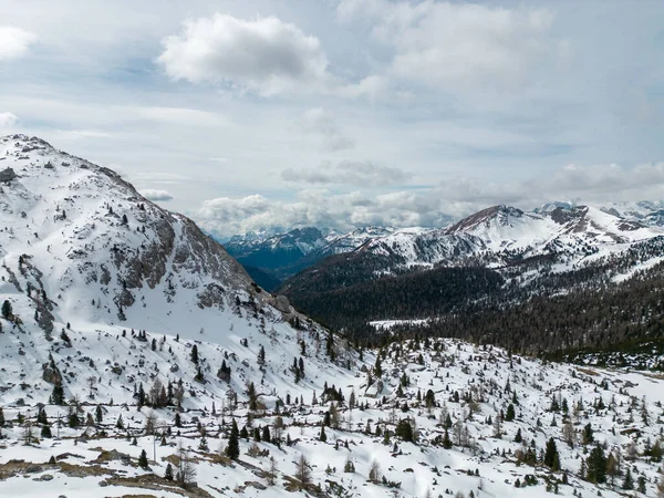 Όμορφο Τοπίο Χιονισμένα Βουνά — Φωτογραφία Αρχείου