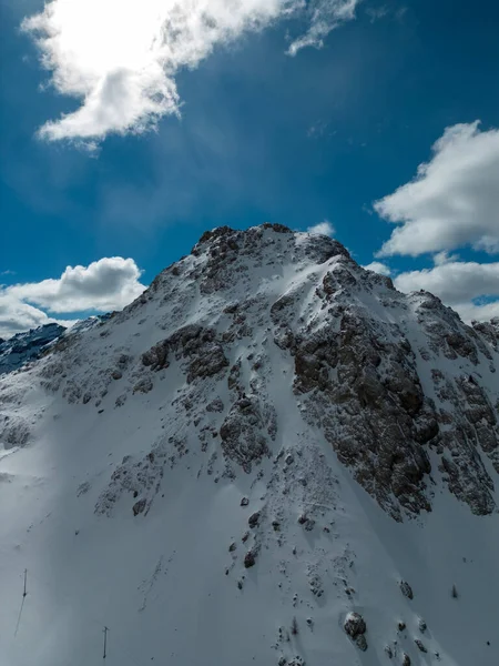 Όμορφο Ορεινό Τοπίο Χιόνι Και Σύννεφα — Φωτογραφία Αρχείου
