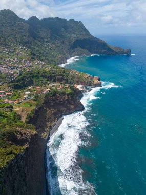 Deniz kıyısının güzel manzarası