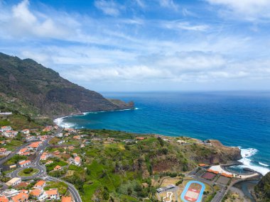 Deniz manzarası ve Akdeniz kıyısı adası