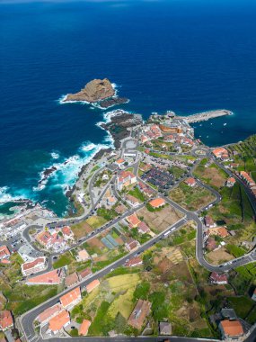 Yazın deniz kıyısının havadan görünüşü