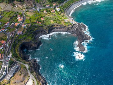 Yazın güzel kumsalın hava manzarası.