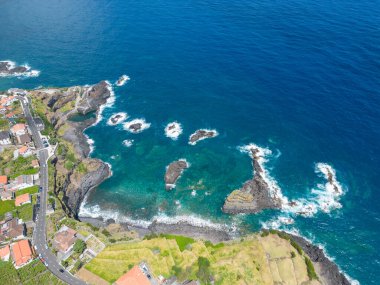 İsrail 'in kuzeyindeki Akdeniz adasının sahil manzarası.