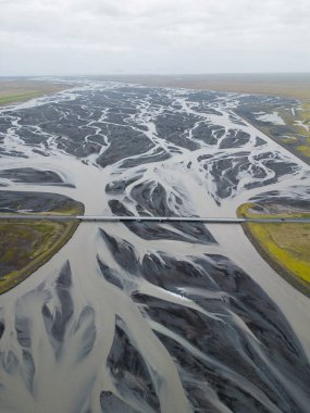 Dağlardaki nehrin havadan görünüşü