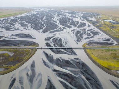 Dağlardaki nehrin havadan görünüşü