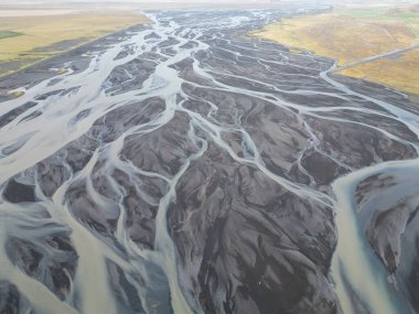 Dağlardaki nehrin havadan görünüşü