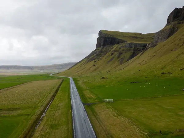 İzlanda 'daki İzlanda yolunun güzel manzarası