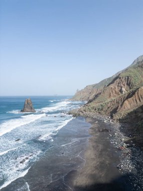 İçinde birkaç kişinin olduğu bir kumsal.