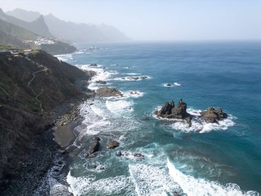 Okyanus manzarası ve kıyı şeridi.