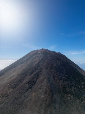 Snowboard 'da biriyle bir dağ.