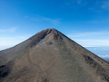 Üzerinde patika olan bir dağ.