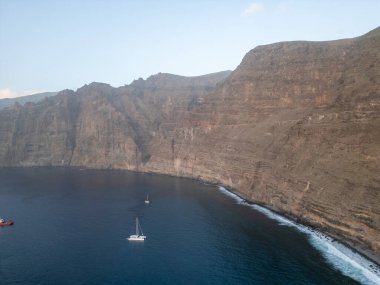 Uçurumun kenarındaki suda bir tekne