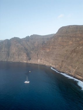 Büyük bir su kütlesinin ortasında bir tekne.