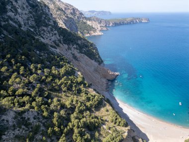 Mavi denizi ve dağları olan güzel bir manzara..