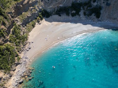 Plajın temiz turkuaz deniz suyu, Mallorca ve İspanya manzaralı havadan görüntüsü.