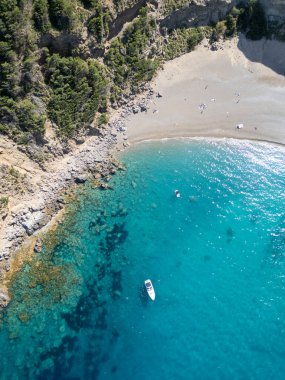 Cala menorca 'daki kumsal manzarası, Balear adaları, İspanya.