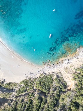 Sahil manzarası, temiz su ve deniz.