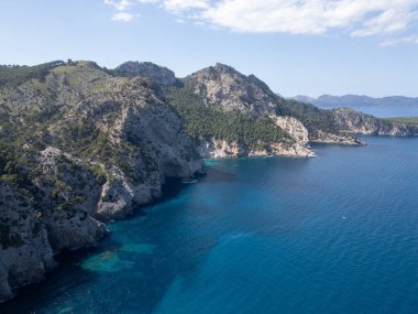 Üst hava manzaralı. Dağlı mavi göl.