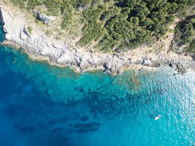 Ortasında küçük bir ada olan güzel bir deniz kıyısı