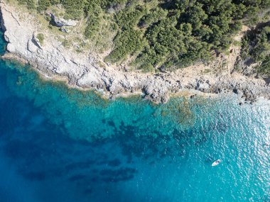 Dağlardaki güzel kumsalın havadan görünüşü