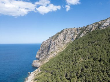 Bir uçurumun tepesinden deniz manzarası.