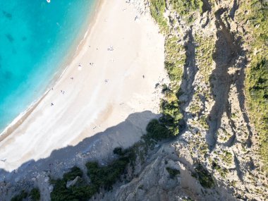 Mallorca, İspanya 'daki güzel plajın hava manzarası.
