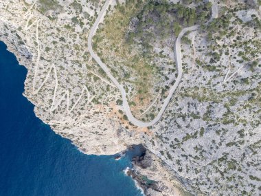 Dağlardaki yolun havadan görünüşü.