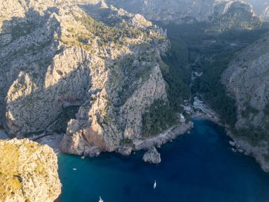 Deniz manzarası ve arka plandaki dağlar.