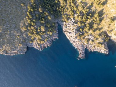 Mallorca 'da küçük bir adanın yüksek açılı görüntüsü.