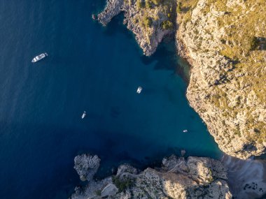Güzel mavi denizin ve Mallorca 'daki kayaların havadan görünüşü