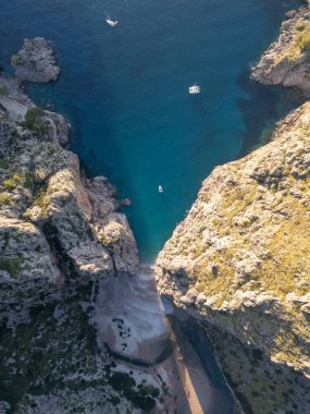 Güzel deniz manzarası ve dağlar.